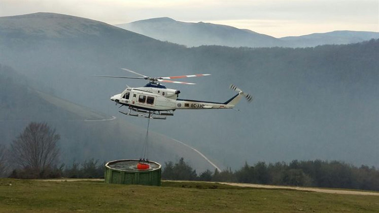 En Bárcena Mayor un hidroavión del Ministerio de Medio Ambiente trabaja en las labores de extinción junto con el helicóptero del Gobierno regional