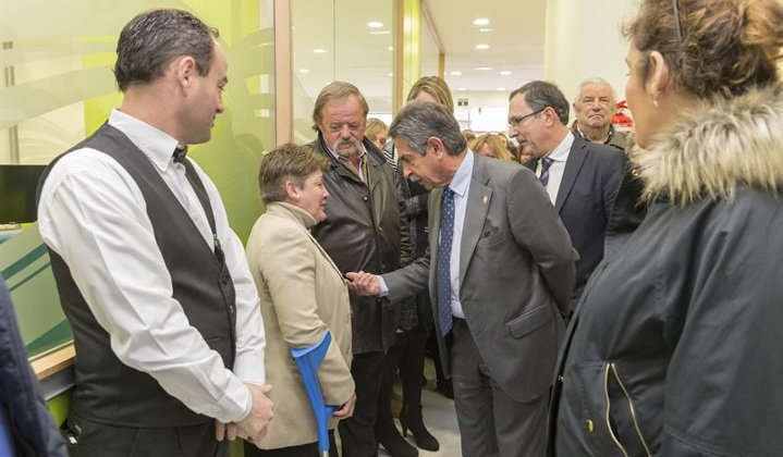 El presidente regional, Miguel Ángel Revilla, ha estado en Torrelavega para inaugurar el Centro de Día Alborada