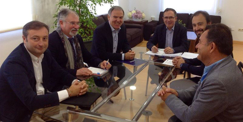 El equipo de Gobierno del Ayuntamiento de Torrelavega, junto a representantes de CEOE-Cepyme