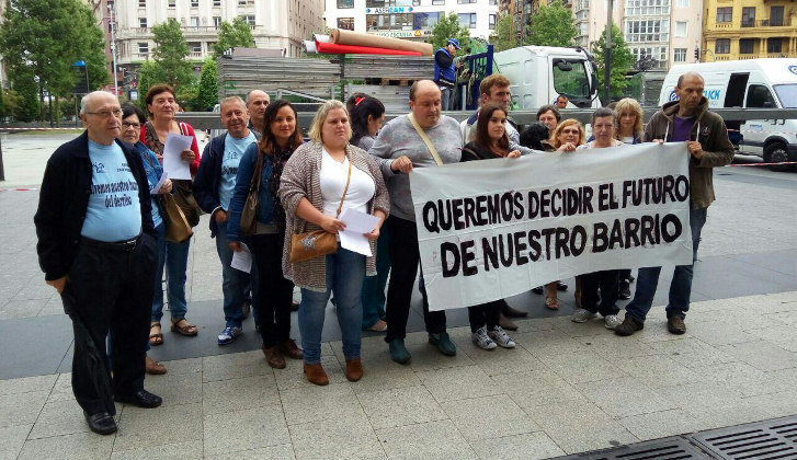 Los vecinos de las calles Antonio Cabezón y Francisco Giner de Santander, durante la manifestación frente al Ayuntamiento