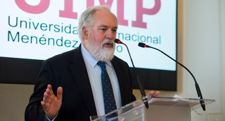 El comisario de Energía y Cambio Climático de la UE, Miguel Arias Cañete, durante su intervención en la UIMP