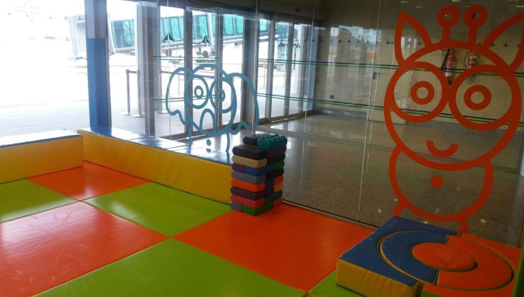 El aeropuerto Seve Ballesteros tiene nueva zona de juegos para los niños