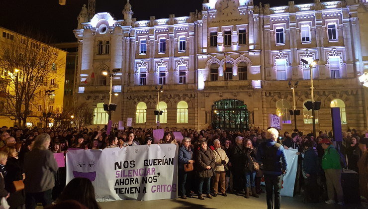 Concentración en la Plaza del Ayuntamiento por el Día Internacional de la Mujer. Foto: Laura Reigadas
