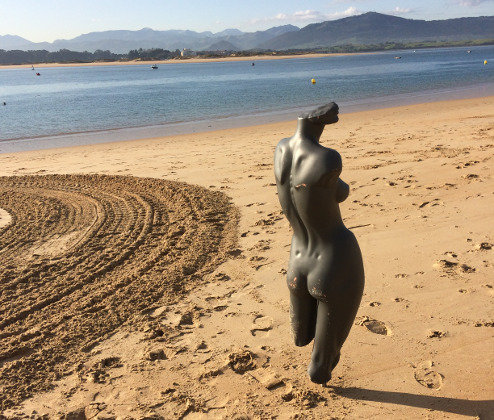 Escultura que ha aparecido en la playa de Los Peligros. Foto: María José Lozano