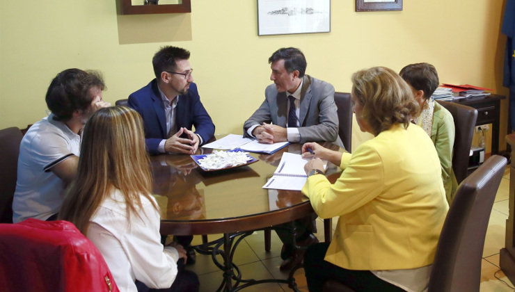 El alcalde de Colindres, Javier Incera, junto al consejero de Educación Francisco Fernández Mañanes