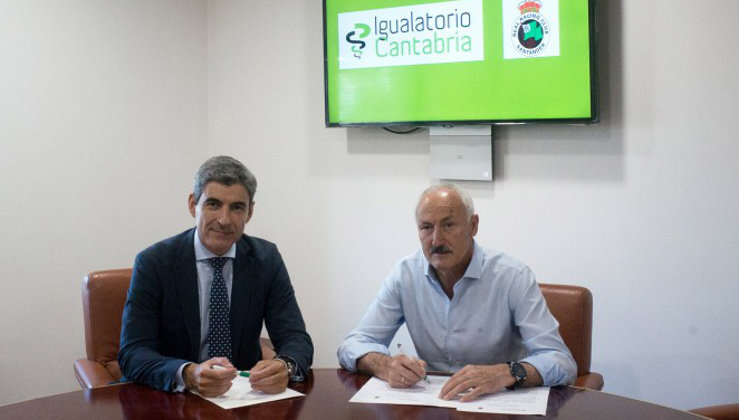 El Director General de Igualatorio Cantabria, Pablo Corral, y el Presidente de Honor del Real Racing Club, Juan Antonio &#39;Tuto&#39; Sañudo