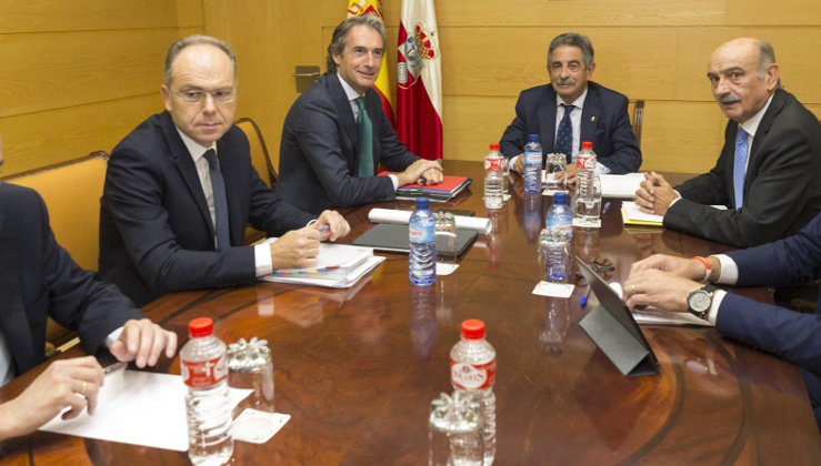 El ministro de Fomento, Íñigo de la Serna, y el presidente de Cantabria, Miguel Ángel Revilla, en el centro de la imagen