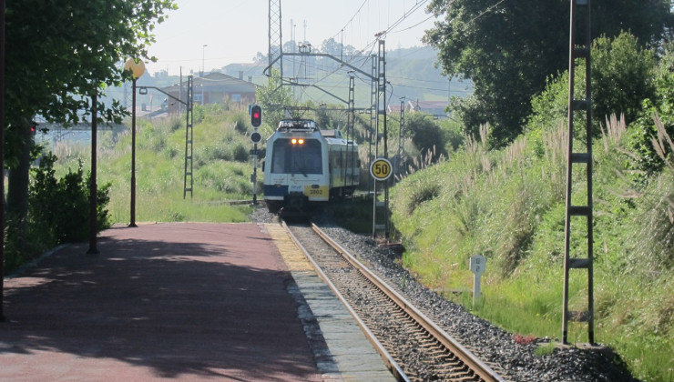 Un tren de cercanías llegando a la estación de Orejo, Marina de Cudeyo