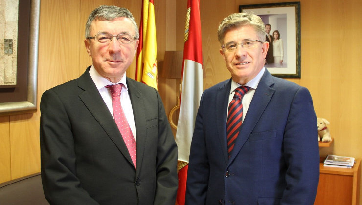 El gerente del Servicio Cántabro de Salud, Julián Pérez, y su homólogo de la Junta de Castilla y León, Rafael López