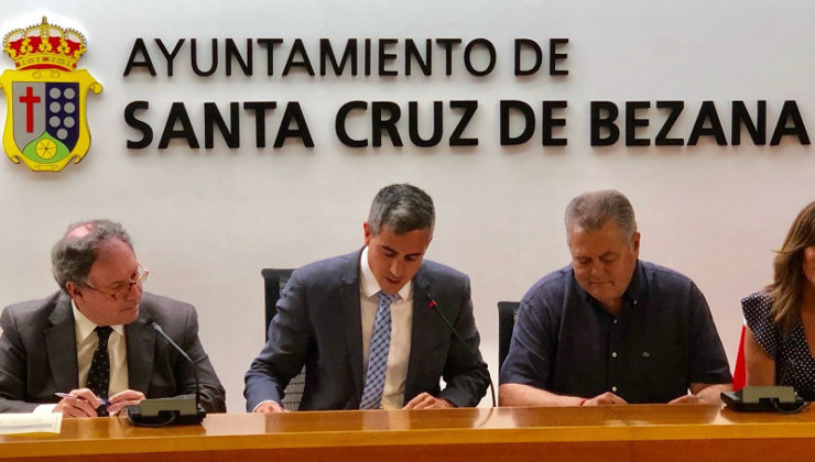 Pablo Zuloaga ha renunciado como alcalde de Santa Cruz de Bezana en un pleno en el que Manuel Pérez (der.) ha sido designado alcalde en funciones