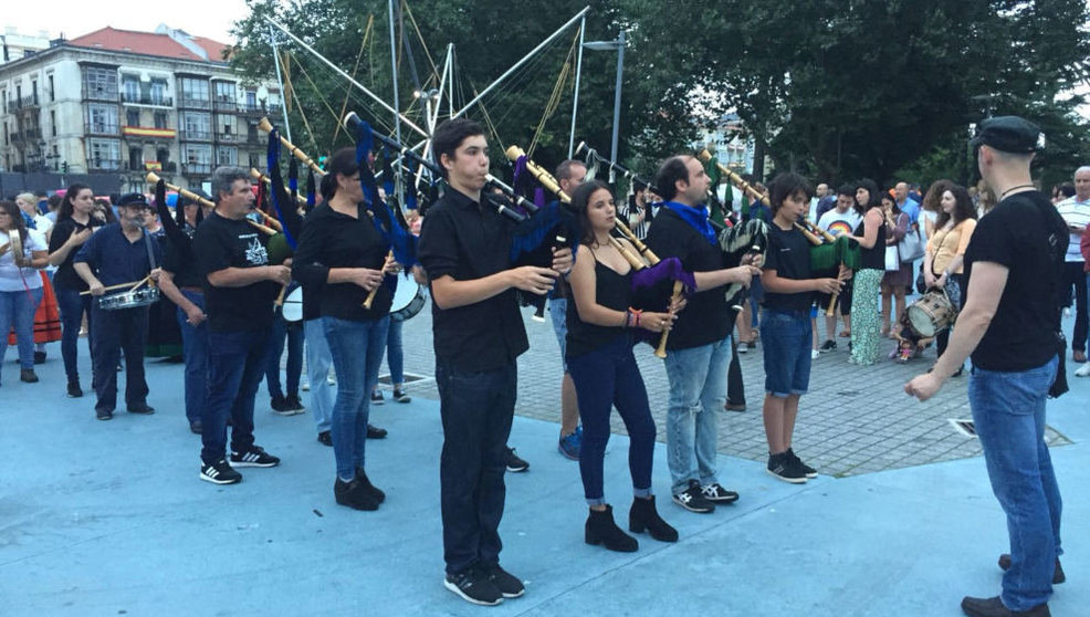 Pasacalles de la Escuela de Música Tradicional durante la Semana Grande de Santander