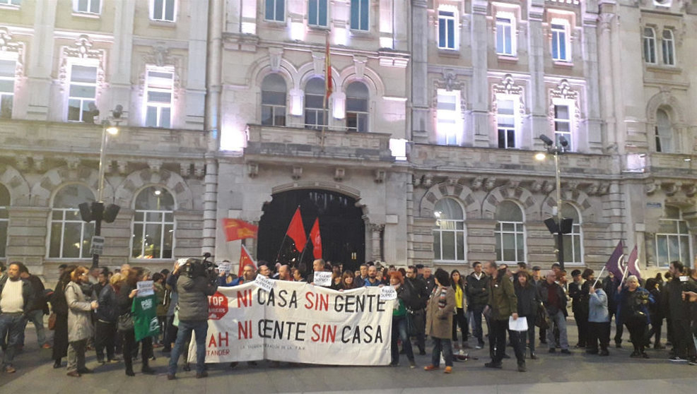Protesta contra la decisión del Supremo sobre las hipotecas frente al Ayuntamiento de Santander