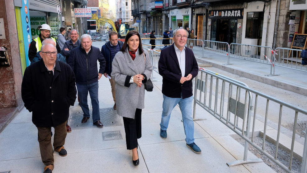 La alcaldesa de Santander, Gema Igual, ha visitado las obras de la calle Cervantes