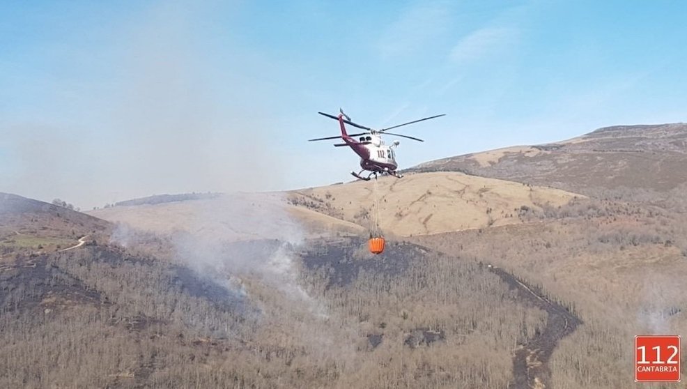 El helicóptero del 112 en labores de extinción de un incendio en Silió | Foto: 112