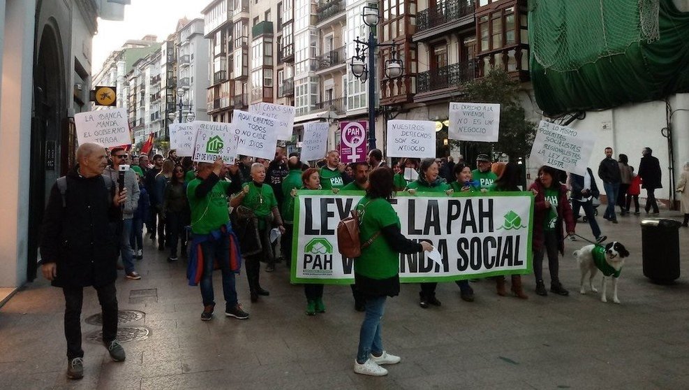 La PAH pide para el &#34;nuevo ciclo&#34; político medidas que eviten el uso &#34;antisocial&#34; de la vivienda

Manifestación PAH Santander

  (Foto de ARCHIVO)

23/03/2019