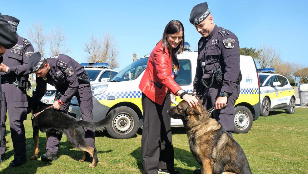 La alcaldesa, Gema Igual, con los perros de la Policía Local
