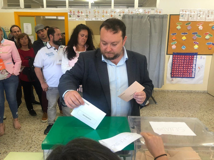 Rubén Gómez de Ciudadanos votando