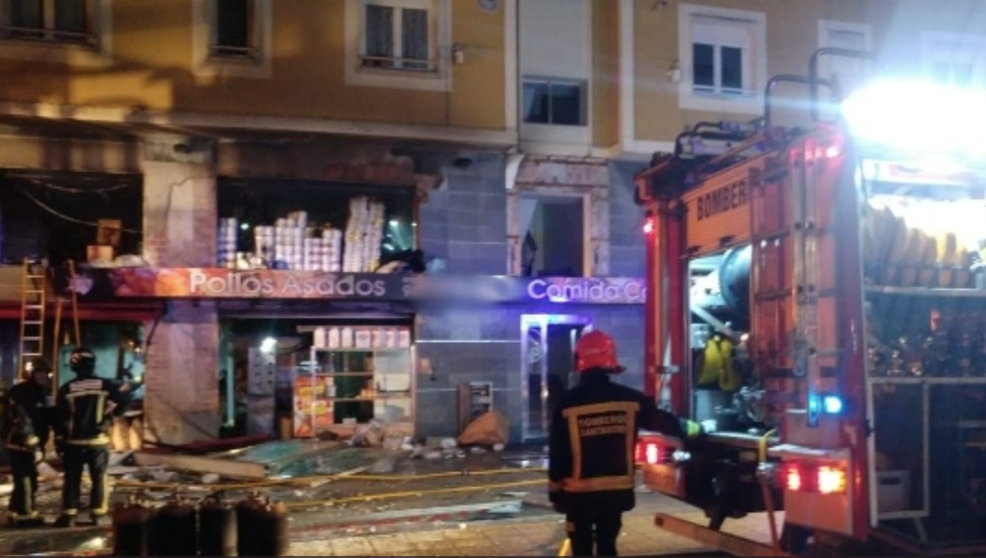 Imagen del incendio en la Carnicería Sito de Barreda | Foto: @BombSantander