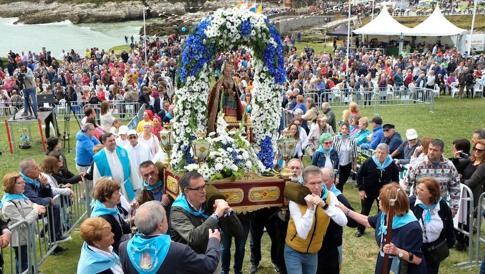 Cientos de personas festejan la Virgen del Mar en esta ermita cada mes de junio