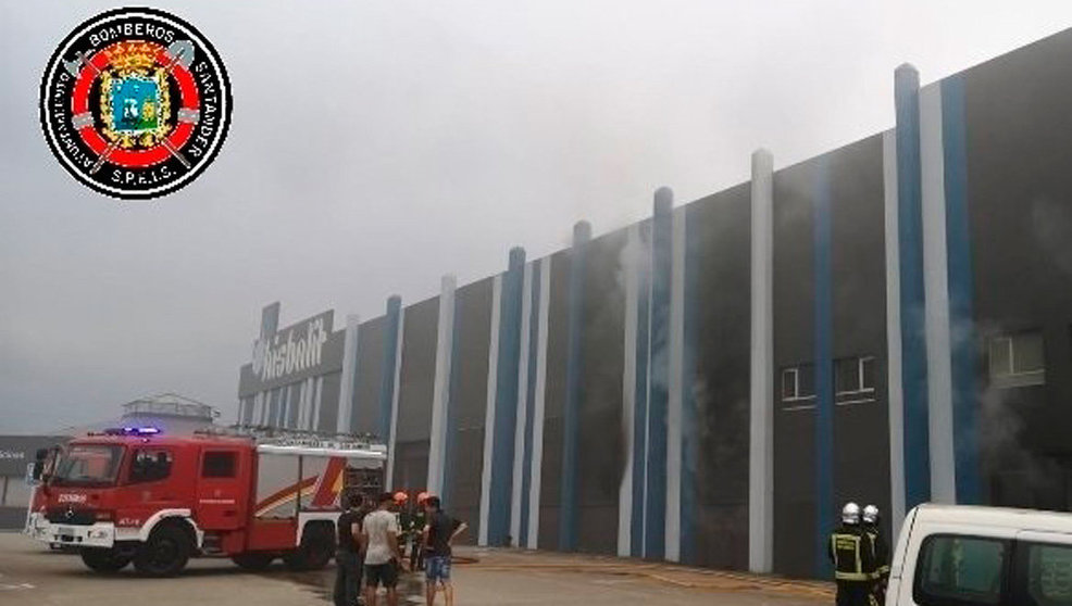 Bomberos de Santander sofocan un fuego en una industria de Bezana