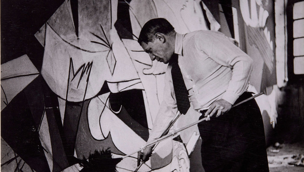 Pablo Picasso trabajando en el &#39;Guernica&#39;