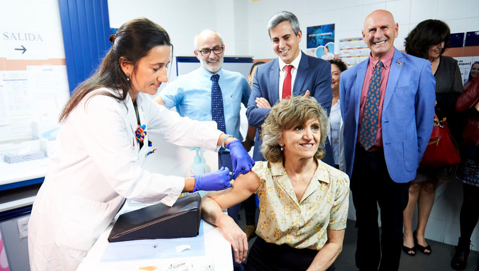 La ministra de Sanidad en funciones, Luisa Carcedo, se vacuna de la gripe en Santander