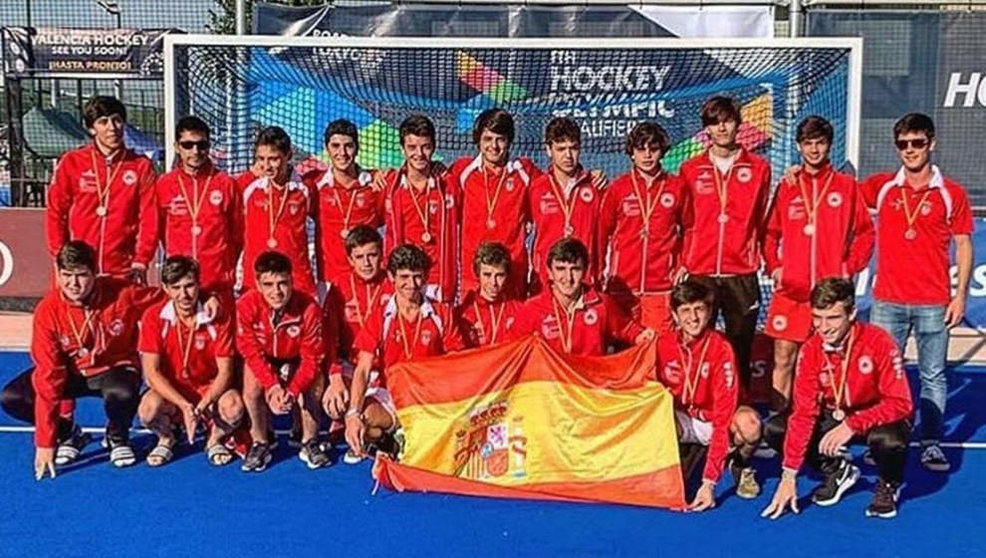 Los jugadores de la Selección de Cantabria sub-18 posan con la medalla de bronce
