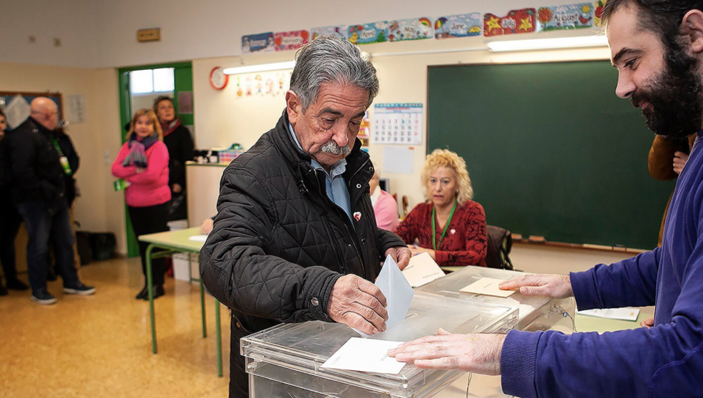 Revilla votando en el colegio Fernando de los Ríos de El Astillero
