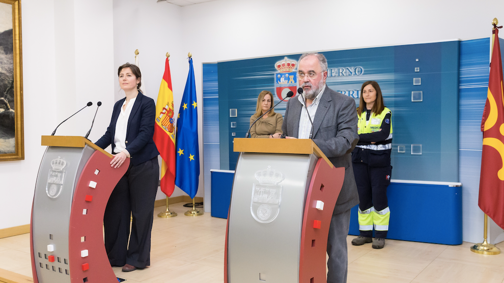 La directora general de Salud Pública, Paloma Navas, y el de Políticas Sociales, Julio Soto, del Gobierno de Cantabria