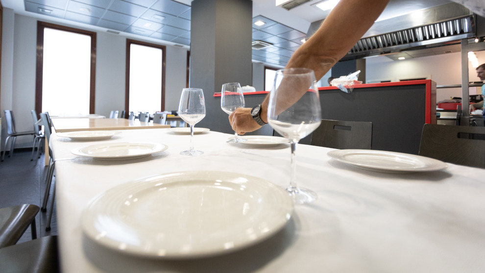 Un camarero coloca un vaso en sociedad gastronómica Larragorri en Vitoria-Gasteiz