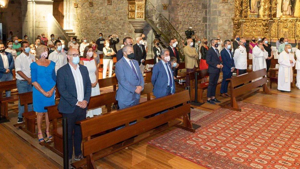 El presidente de Cantabria, Miguel Ángel Revilla, junto al resto de representantes políticos durante la misa de la Bien Aparecida