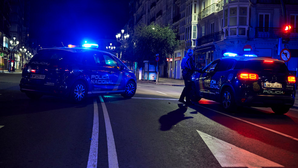Dos coches Policía Nacional circulan por la calle Calvo Sotelo.