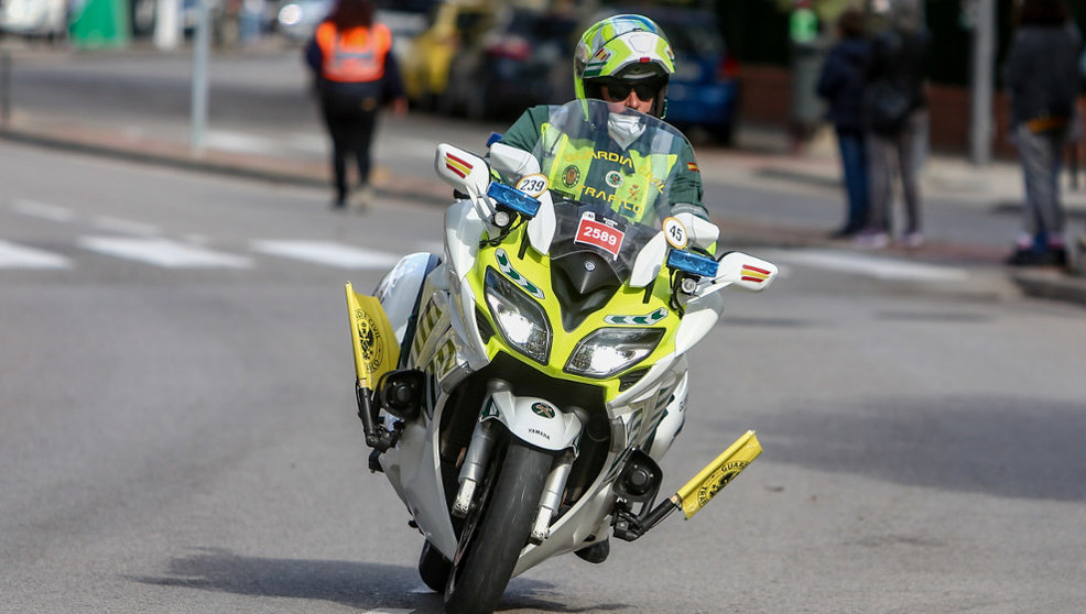 Una moto de la Guardia Civil de Tráfico durante el paso de la Vuelta Ciclista a España en una imagen de archivo
