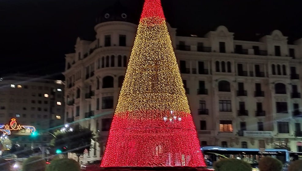 Iluminación navideña con la bandera de España en Santander