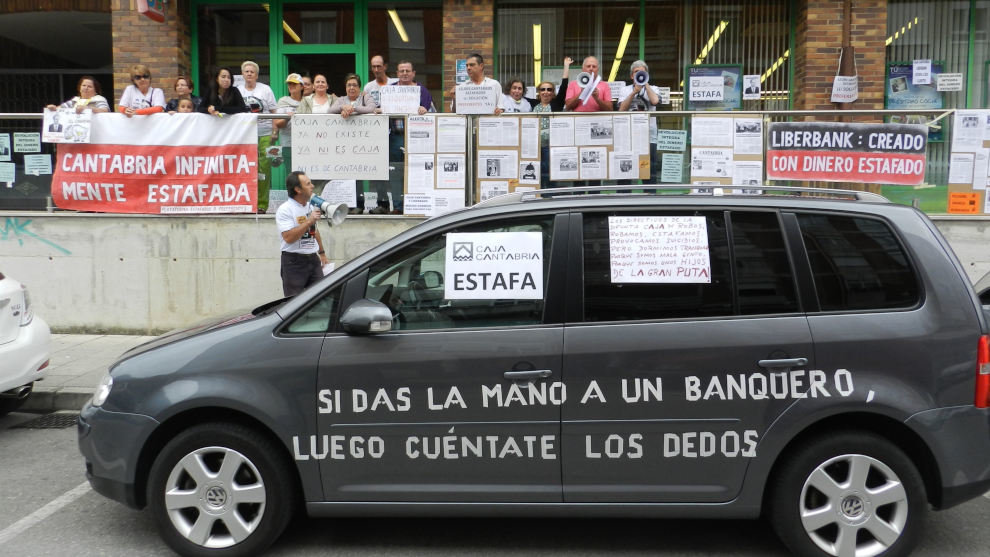 Protesta de Afectados por Preferentes de Cantabria | Foto de archivo