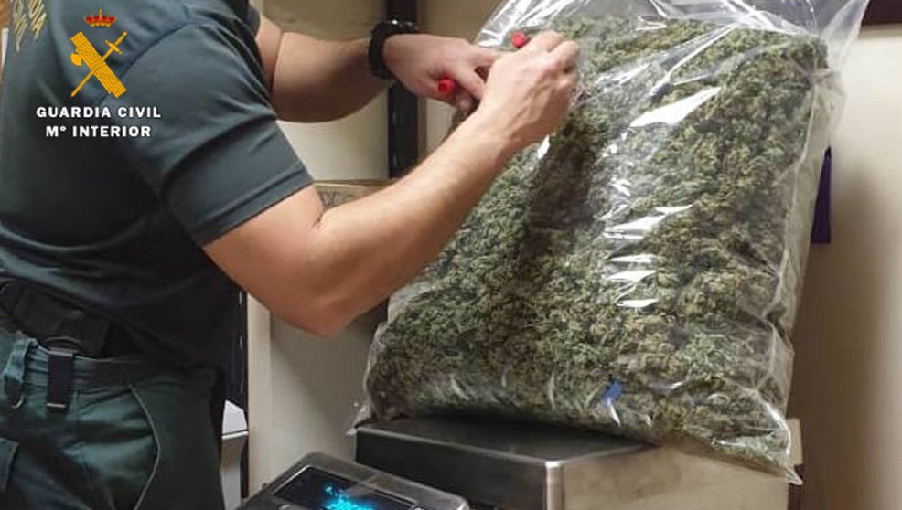 La Guardia Civil ha detenido a dos hombres a los que sorprendió con 38 kilos de marihuana