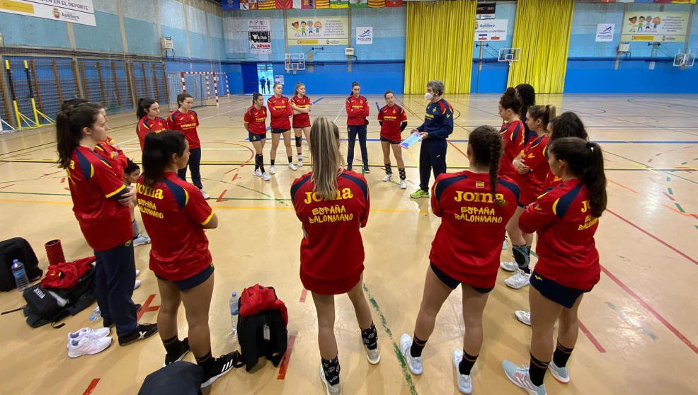 Las jugadoras de la Selección Española Junior de Balonmano ya están en Cantabria