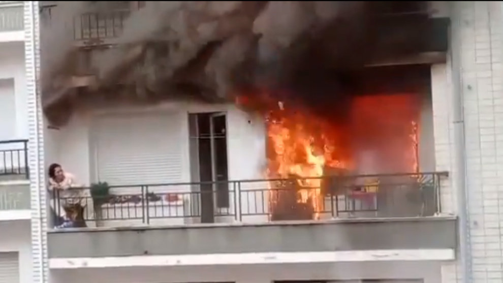 Mujer atrapada en el balcón de la vivienda en llamas