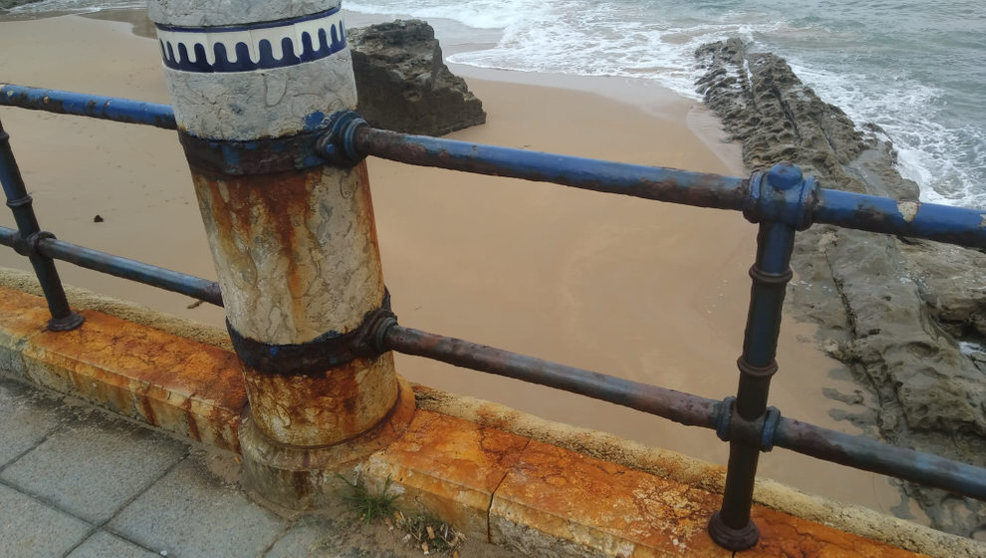 Estado de una de las barandillas oxidadas en El Sardinero