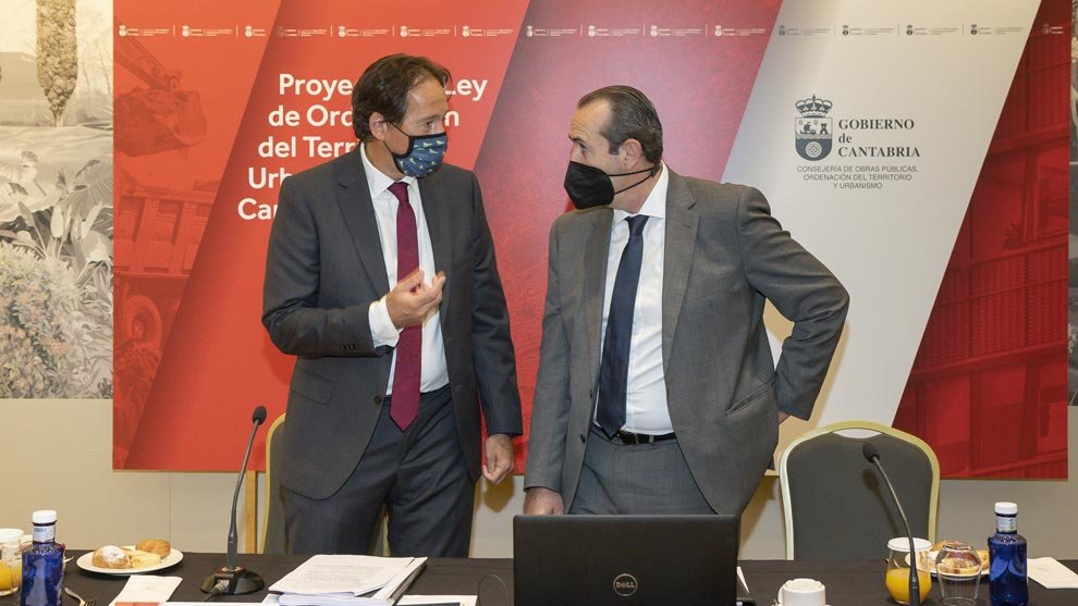 El consejero de Obras Públicas, Ordenación del Territorio y Urbanismo, José Luis Gochicoa, presenta el Proyecto de Ley de Ordenación del Territorio y Urbanismo de Cantabria