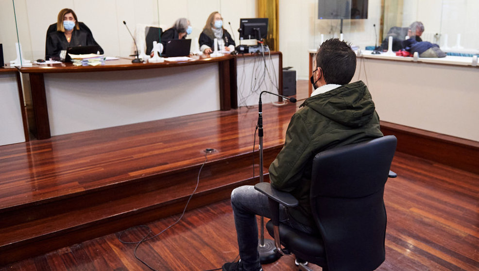El conductor acusado por el accidente mortal de la rotonda de Corbán (Santander), durante un juicio contra él en la Audiencia Provincial de Santander