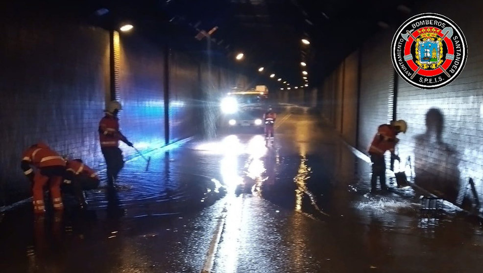 Inundaciones en el túnel de la calle Burgos | Foto: Bomberos de Santander