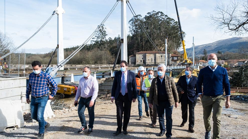 Visita del consejero de Obras Públicas, José Luis Gochicoa, a las obras del nuevo puente de Virgen de la Peña