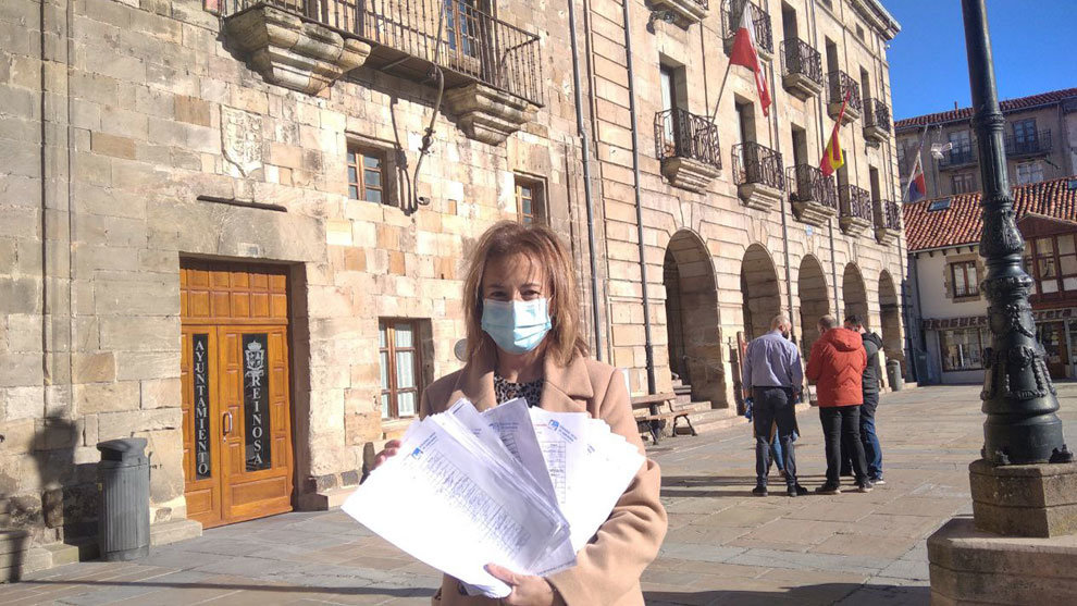 María Jesús Gutiérrez frente al Ayuntamiento de Reinosa