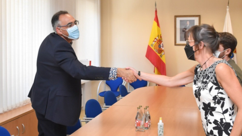El consejero de Sanidad, Raúl Pesquera, recibe a la Asociación de Fibrosis Quística