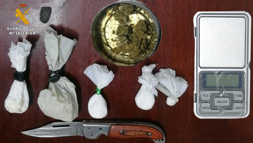 Droga y otros objetos intervenidos a los tres detenidos en Noja