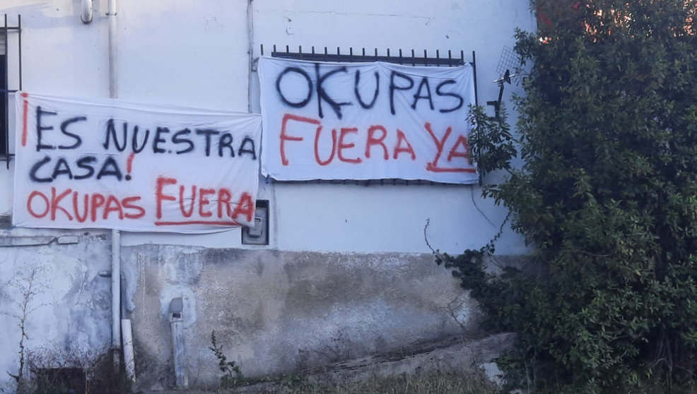 Pancartas en contra de la 'okupación' de la vivienda en Barcenaciones | Foto: Barcenaciones y su gente (Facebook)