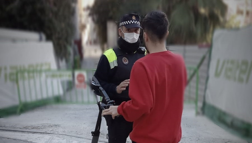 Un policía local conversa con el usuario de un patinete eléctrico