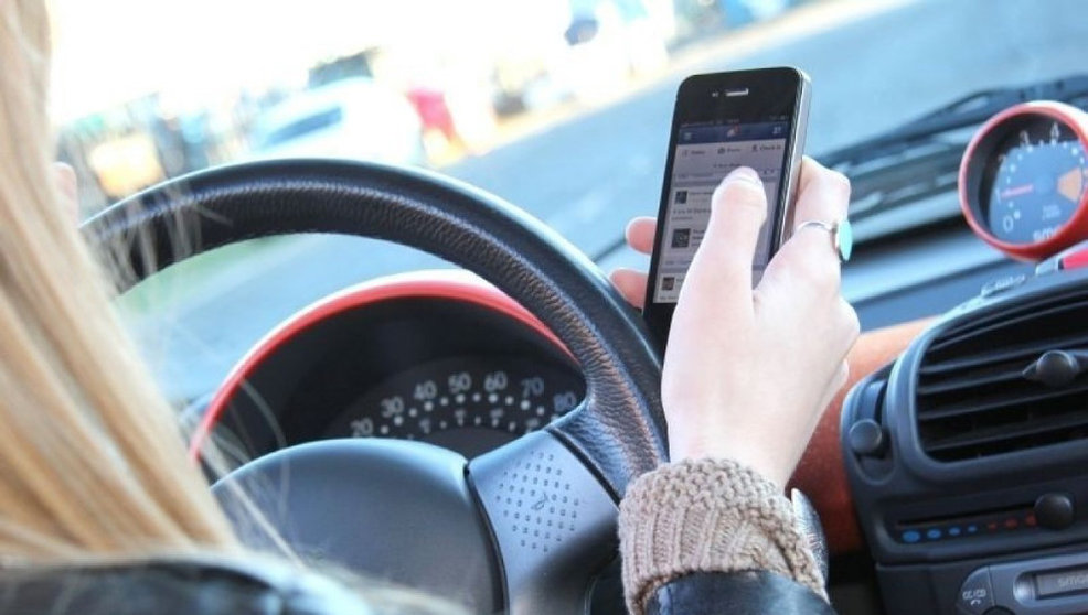 El uso del móvil es una de las principales causas de distracción al volante