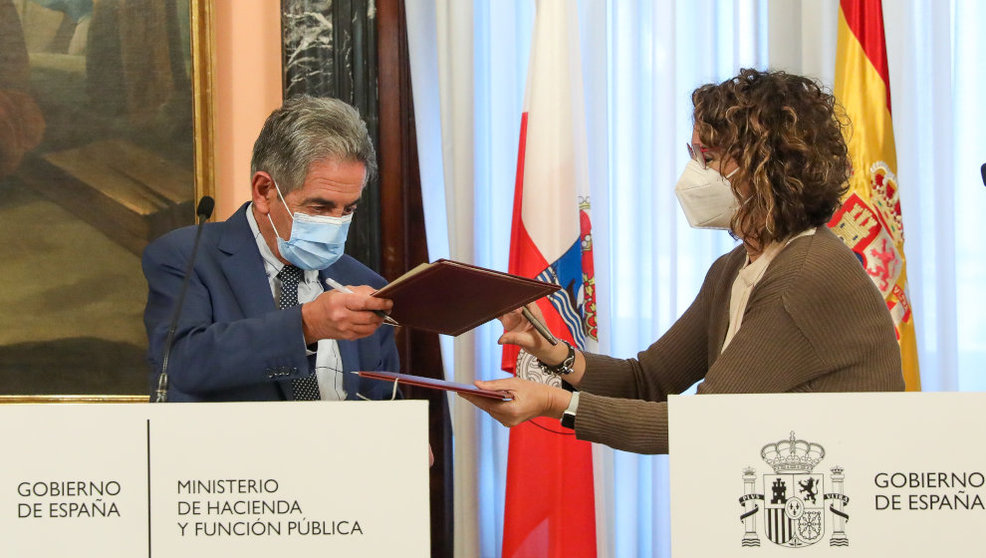 La ministra de Hacienda y Función Pública, María Jesús Montero y el presidente del Gobierno de Cantabria, Miguel Ángel Revilla